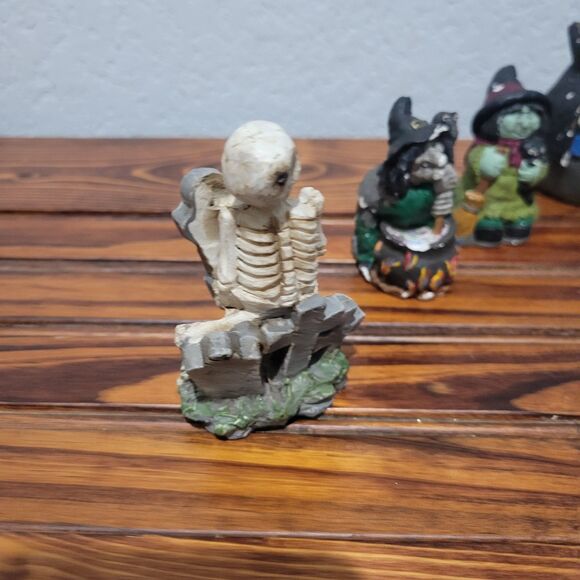 Lot Of 8 Miniature Figures Halloween Village Mini graveyard Skeleton Ghost Witch - Picture 3 of 16